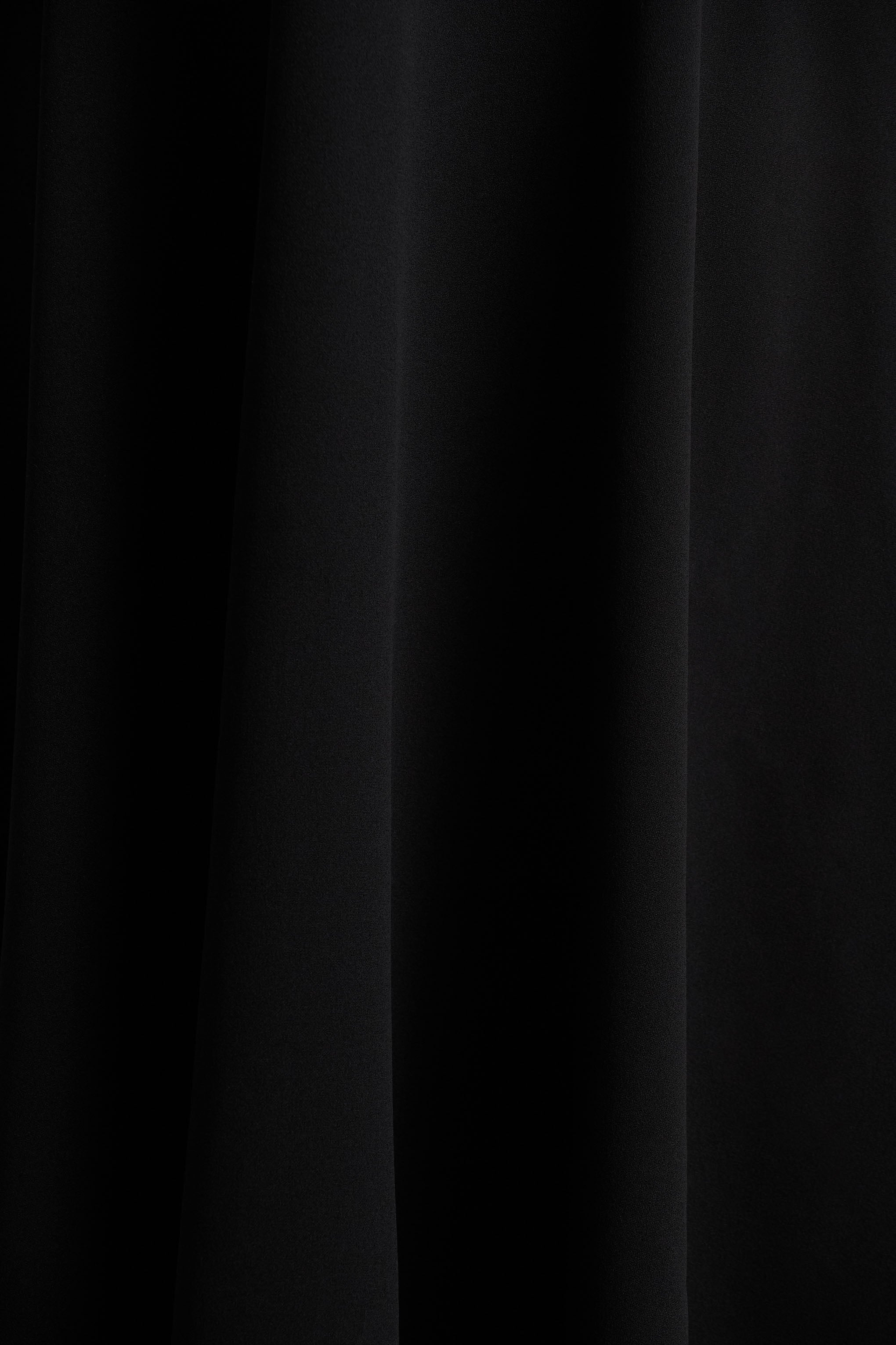 Andromeda | Black Sweetheart-Neck Midi Dress